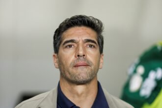 "Foi feito de propósito", diz Abel Ferreira sobre microfones após empate