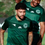 Goiás enfrenta Fortaleza para se manter na caça aos primeiros colocados