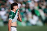 Goiás sofre gol no fim e vai para o intervalo com duplo prejuízo