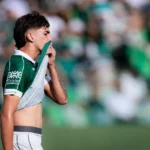 Goiás sofre gol no fim e vai para o intervalo com duplo prejuízo