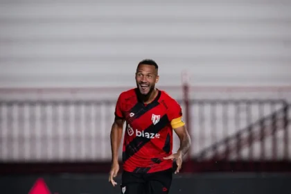 Gustavo Coutinho abre o placar para o Atlético contra o Juventude