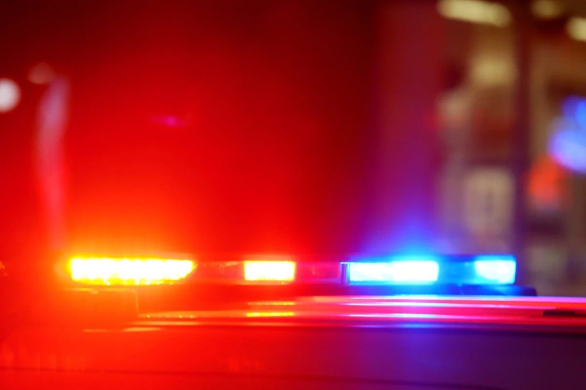 Homem é preso após mulher enviar bilhete de socorro à professora do filho