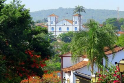Homem é suspeito de invadir casa à noite e observar casal durante momento íntimo em Pirenópolis; vídeo