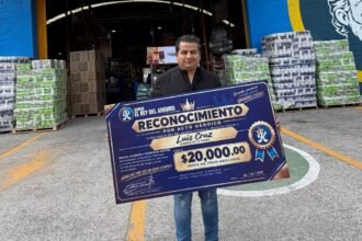 Homem que salvou menina de 3 anos de ser atropelada ganha prêmio da empresa