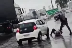 Homem toma pistola de PM e joga na BR-040 durante abordagem em Valparaíso; vídeo