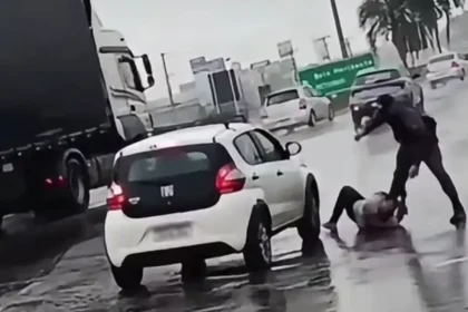 Homem toma pistola de PM e joga na BR-040 durante abordagem em Valparaíso; vídeo