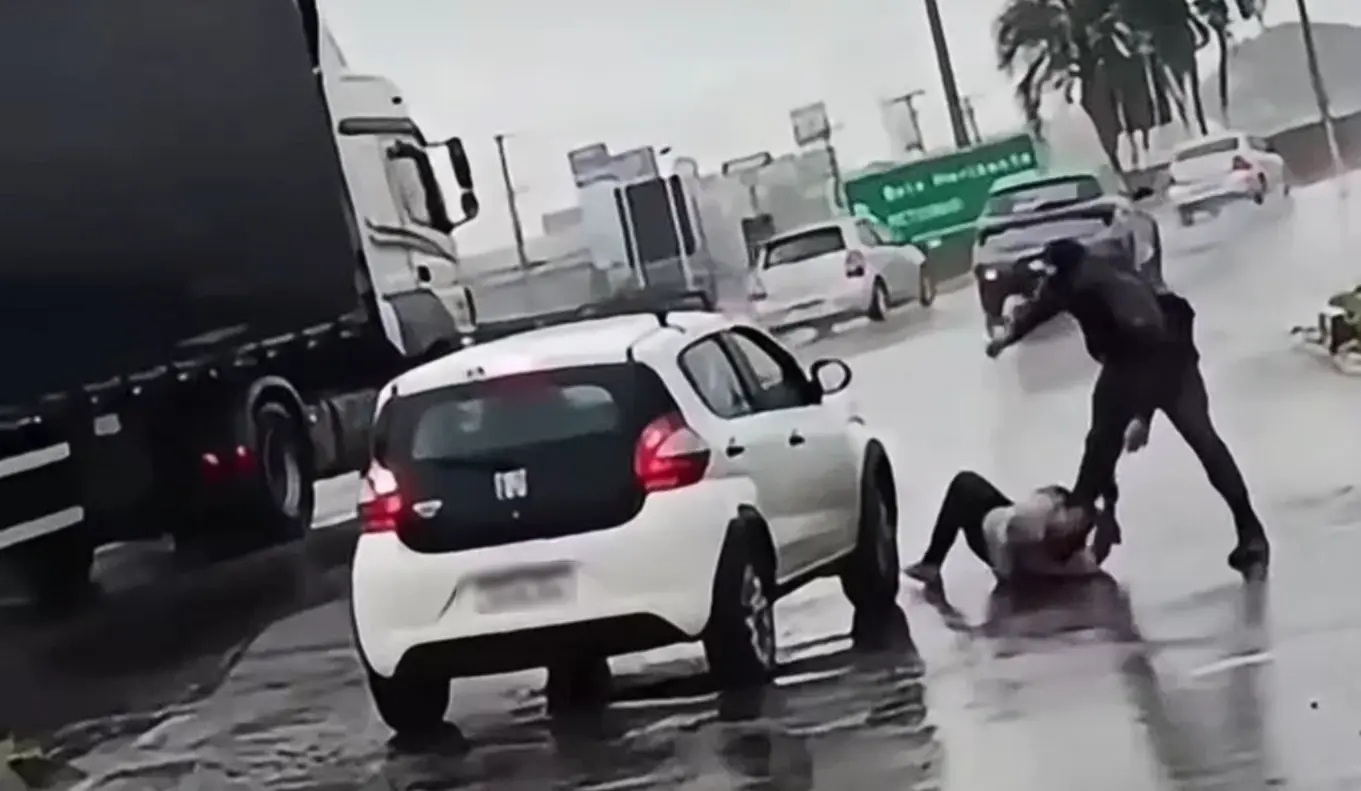 Homem toma pistola de PM e joga na BR-040 durante abordagem em Valparaíso; vídeo