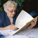 Idosa aprende a ler sozinha para realizar sonho de ler a Bíblia, em Goiânia