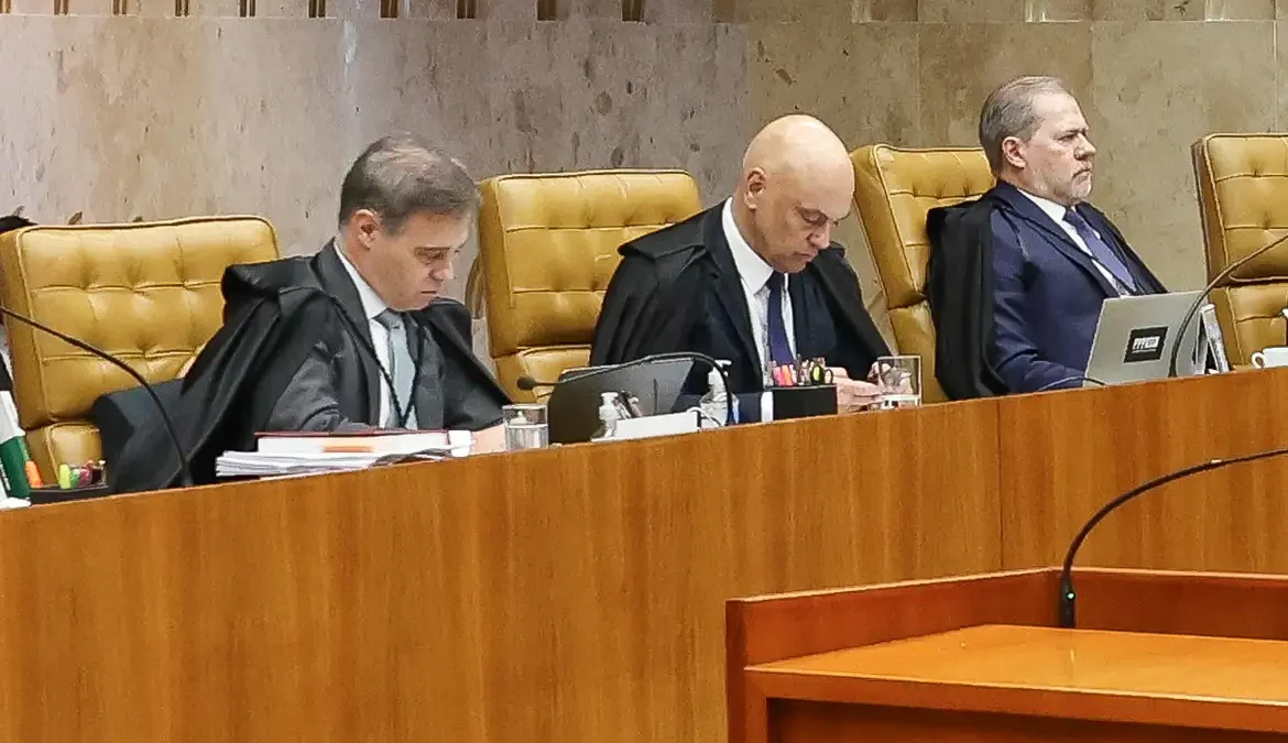Impasse no STF: Julgamento sobre Moraes e Mendonça trava após bate-boca e pedido de vista