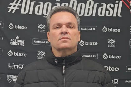 “Jogador não vai inventar esse tipo de coisa”, diz Adson sobre denúncia de racismo contra Paulo Vítor
