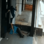 Jovem espanca morador de rua após flagrar homem se masturbando em público