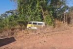 Kombi com seis crianças bate em árvore após motorista passar mal, em Varjão