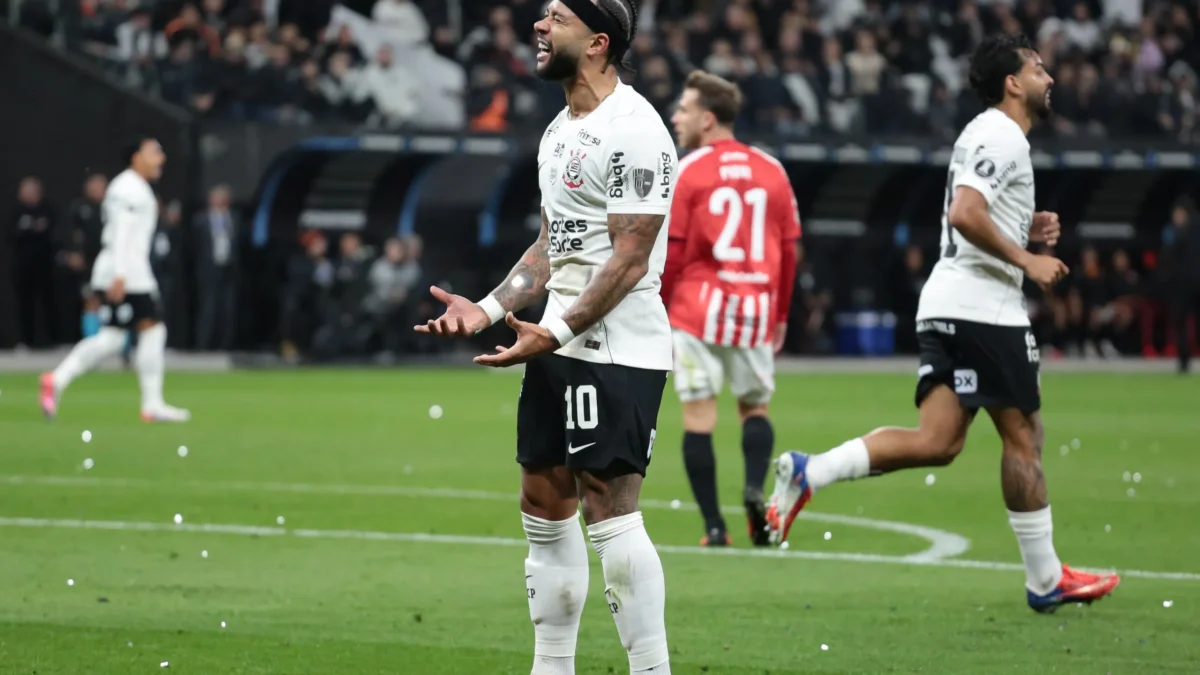 Memphis isola pênalti no último lance, Corinthians perde e é eliminado da Libertadores