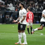 Memphis isola pênalti no último lance, Corinthians perde e é eliminado da Libertadores
