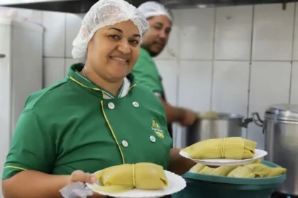 ‘Minha pamonha é diferente’: farmacêutica deixa profissão e cria sabores novos para conquistar clientes em Anápolis