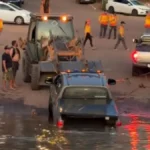 Moradores se mobilizam para tirar caminhonete da Marinha que caiu no rio Araguaia; vídeo