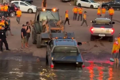 Moradores se mobilizam para tirar caminhonete da Marinha que caiu no rio Araguaia; vídeo