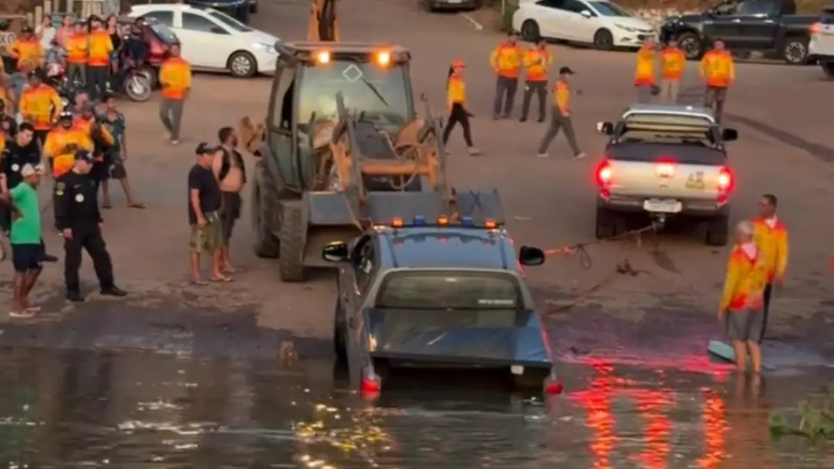 Moradores se mobilizam para tirar caminhonete da Marinha que caiu no rio Araguaia; vídeo