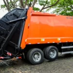 Motorista que comia dentro de caminhão de lixo ganha indenização em MG