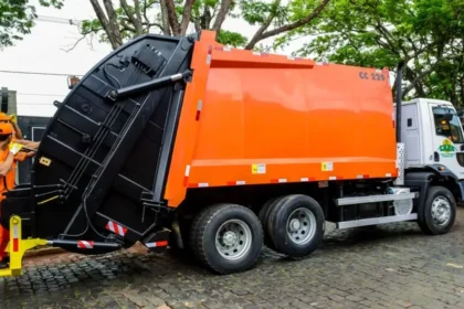 Motorista que comia dentro de caminhão de lixo ganha indenização em MG