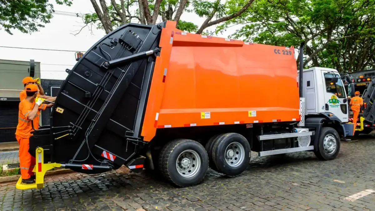 Motorista que comia dentro de caminhão de lixo ganha indenização em MG