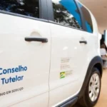 Mulher aquece colher e queima filho de 7 anos após “malcriação”, em Goiás