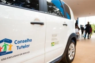 Mulher aquece colher e queima filho de 7 anos após “malcriação”, em Goiás