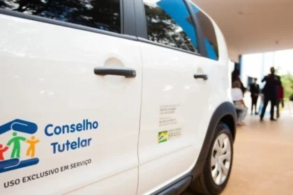 Mulher aquece colher e queima filho de 7 anos após “malcriação”, em Goiás