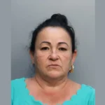 Mulher é presa após jogar balde de fezes em vizinha e motivo surpreende: “um caso interessante”