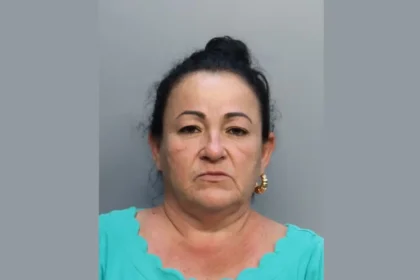 Mulher é presa após jogar balde de fezes em vizinha e motivo surpreende: “um caso interessante”