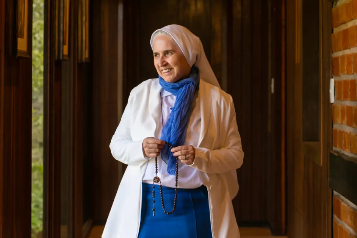 Mulher que virou freira após sonho com papa João Paulo II participa de congresso para mulheres católicas em Goiás