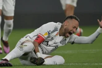Neymar sofre lesão na coxa direita e está fora por pelo menos dois meses