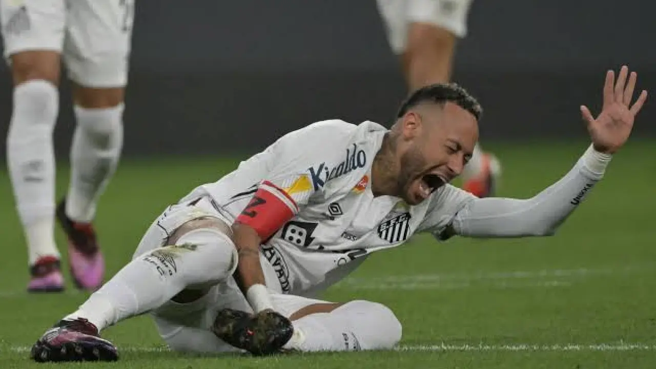 Neymar sofre lesão na coxa direita e está fora por pelo menos dois meses