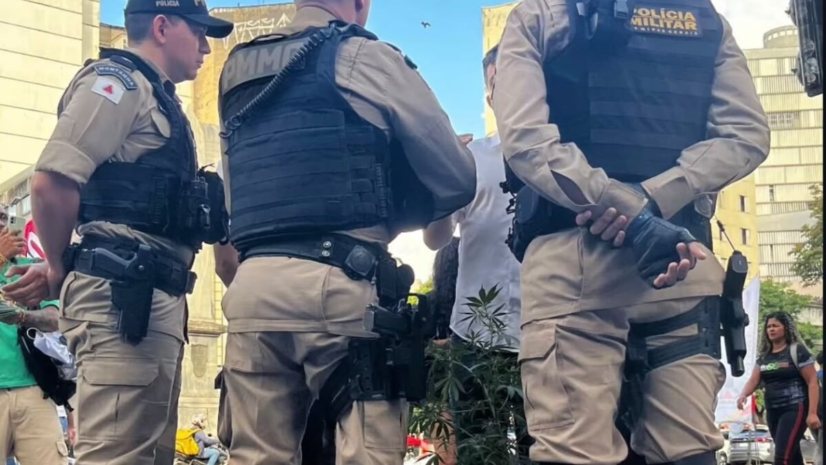Pé de maconha é levado em camburão, em ação de campanha no centro de BH