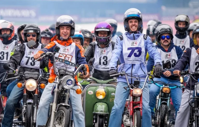 Pilotos da MotoGP disputam corrida de motonetas na Áustria