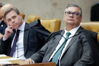 PL vai explorar contra-ataque de Dino a Mendonça para argumentar que Lula interfere em investigações