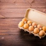 Por que os ovos ficam fora da geladeira no supermercado? O motivo e como armazená-los em casa
