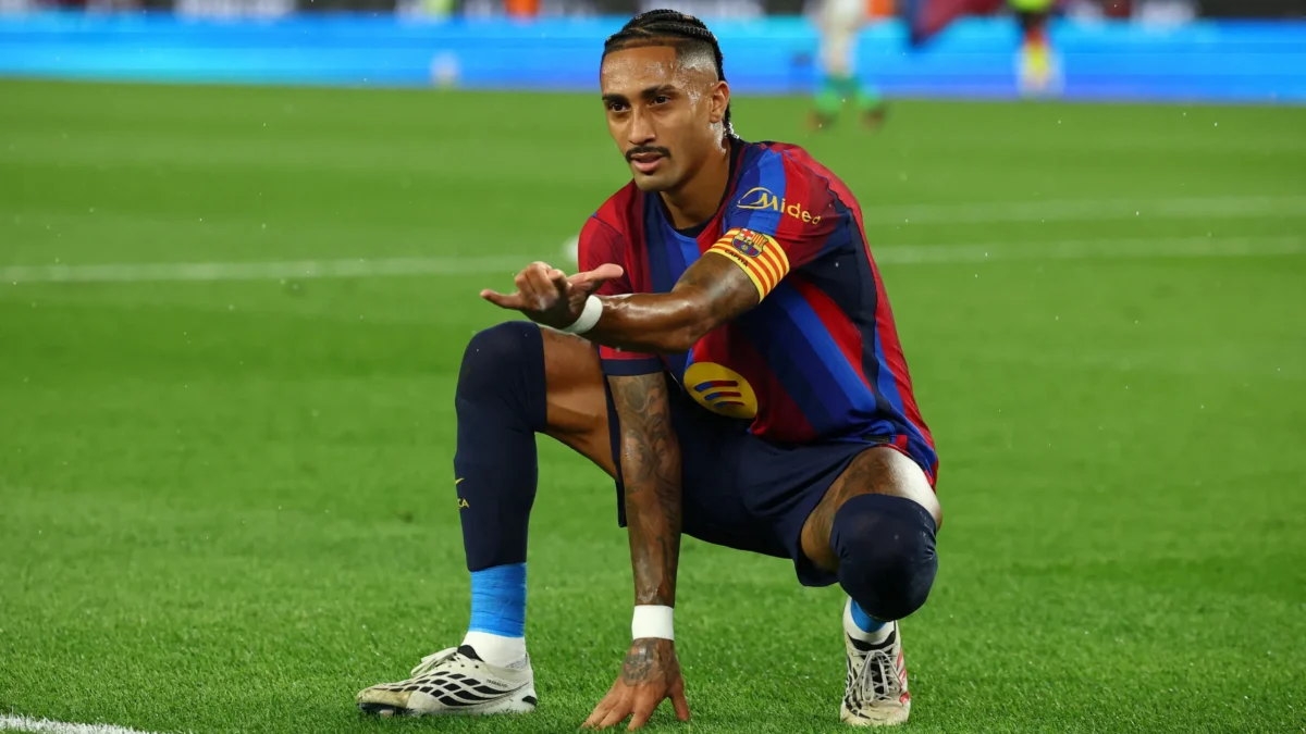 Raphinha supera marca de Messi com hat-trick em goleada do Barcelona