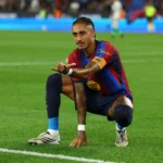 Raphinha supera marca de Messi com hat-trick em goleada do Barcelona
