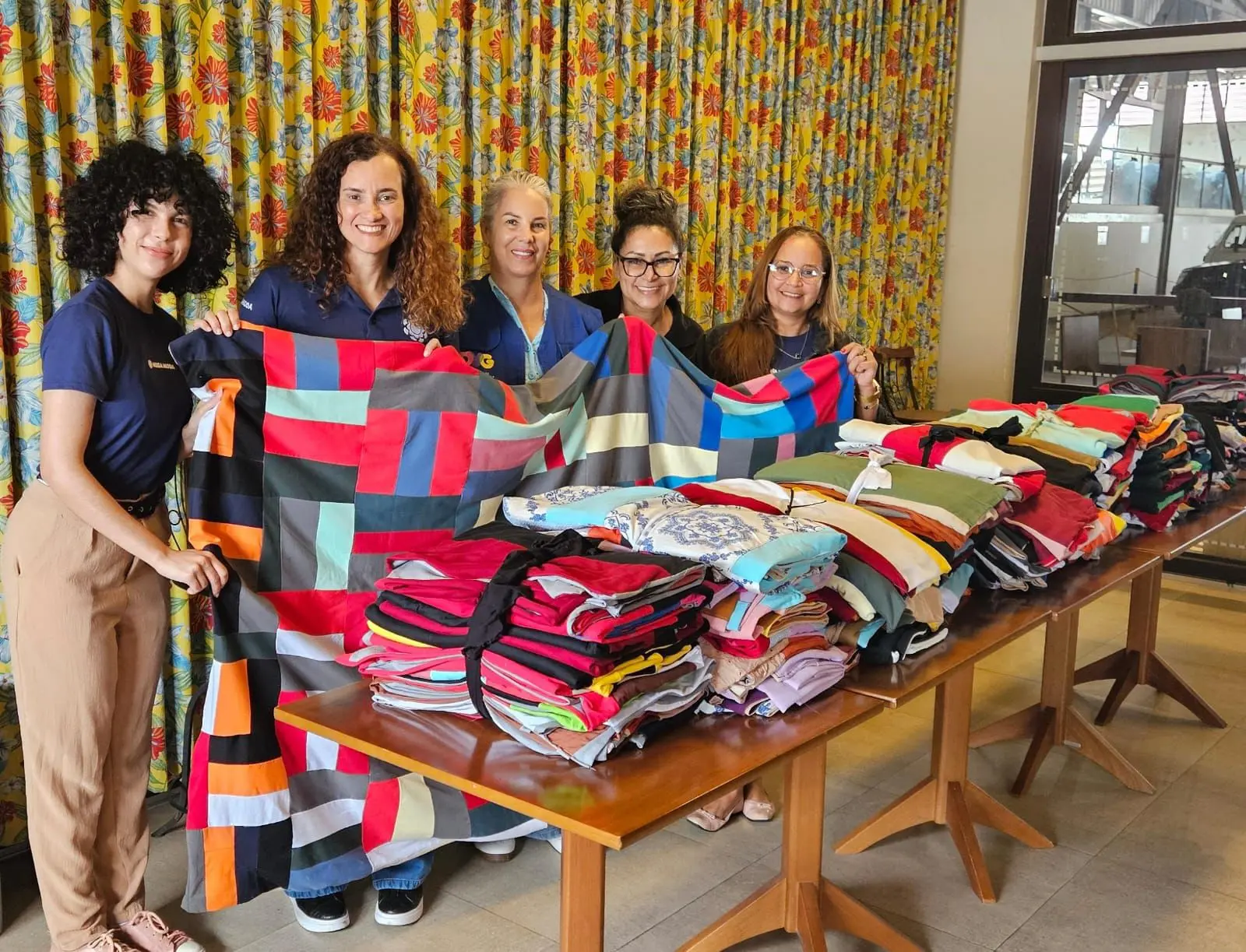 ‘Ressignificar’: projeto de costureiras voluntárias transforma retalhos em colchas para quem mais precisa em Goiânia