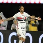 São Paulo define vitória sobre Atlético-MG em dois minutos e sobe na tabela