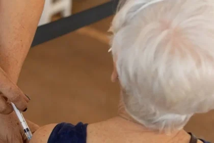 Saúde aguarda chegada de vacinas contra pneumonia para iniciar imunização de idosos 85+ em Goiás