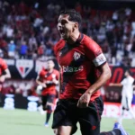 Série B: Após início avassalador, Atlético-GO tem jogador expulso, segura pressão e vence o Ceará