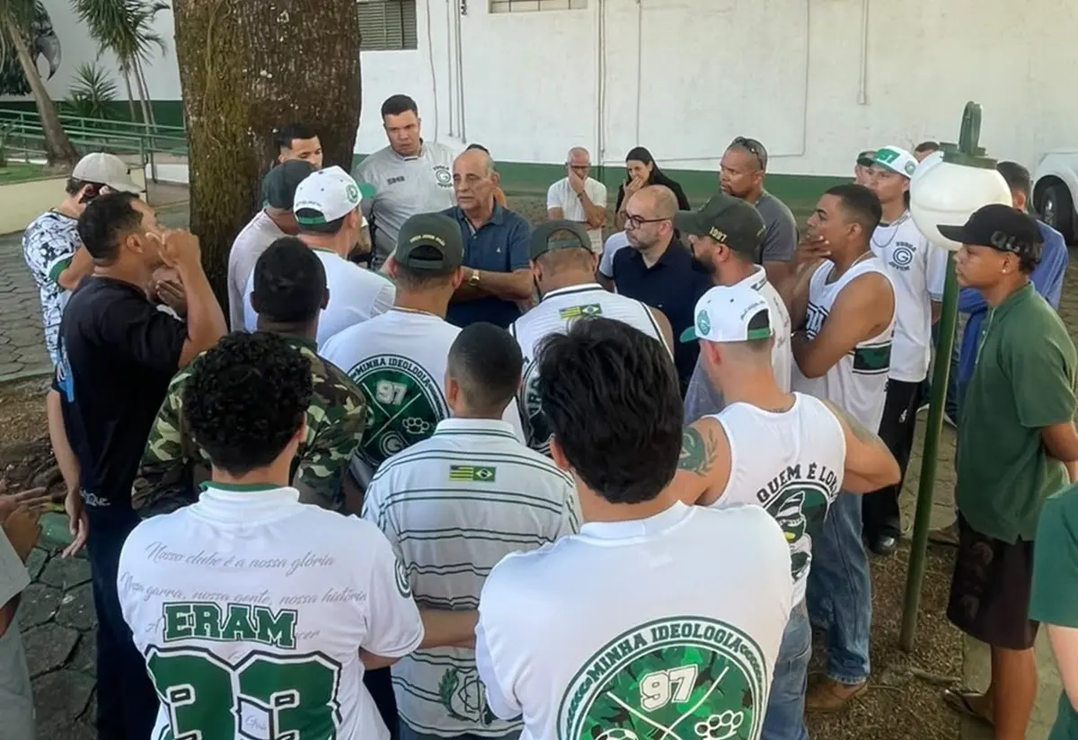 Torcida organizada faz cobrança à diretoria do Goiás na Serrinha