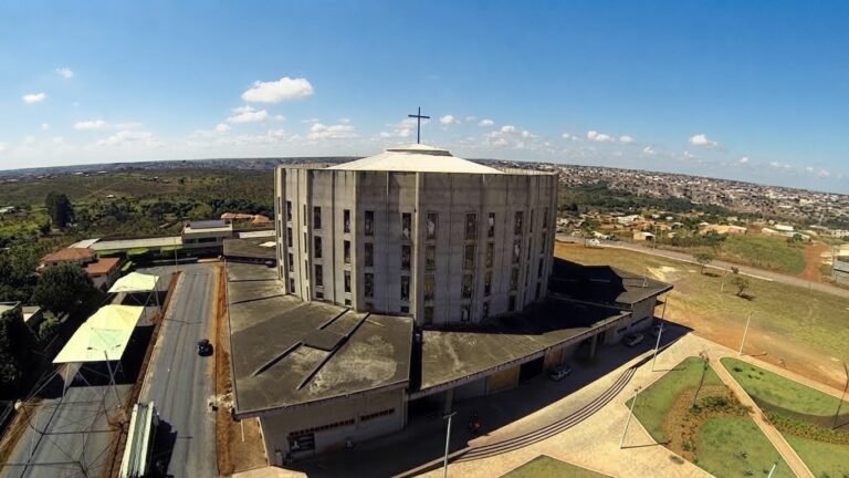 Trabalhador passa mal e fica preso em andaime a 30 metros de altura na Catedral de Luziânia