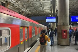 Trem da Linha 12 apresenta falha e passageiros são evacuados no Tatuapé