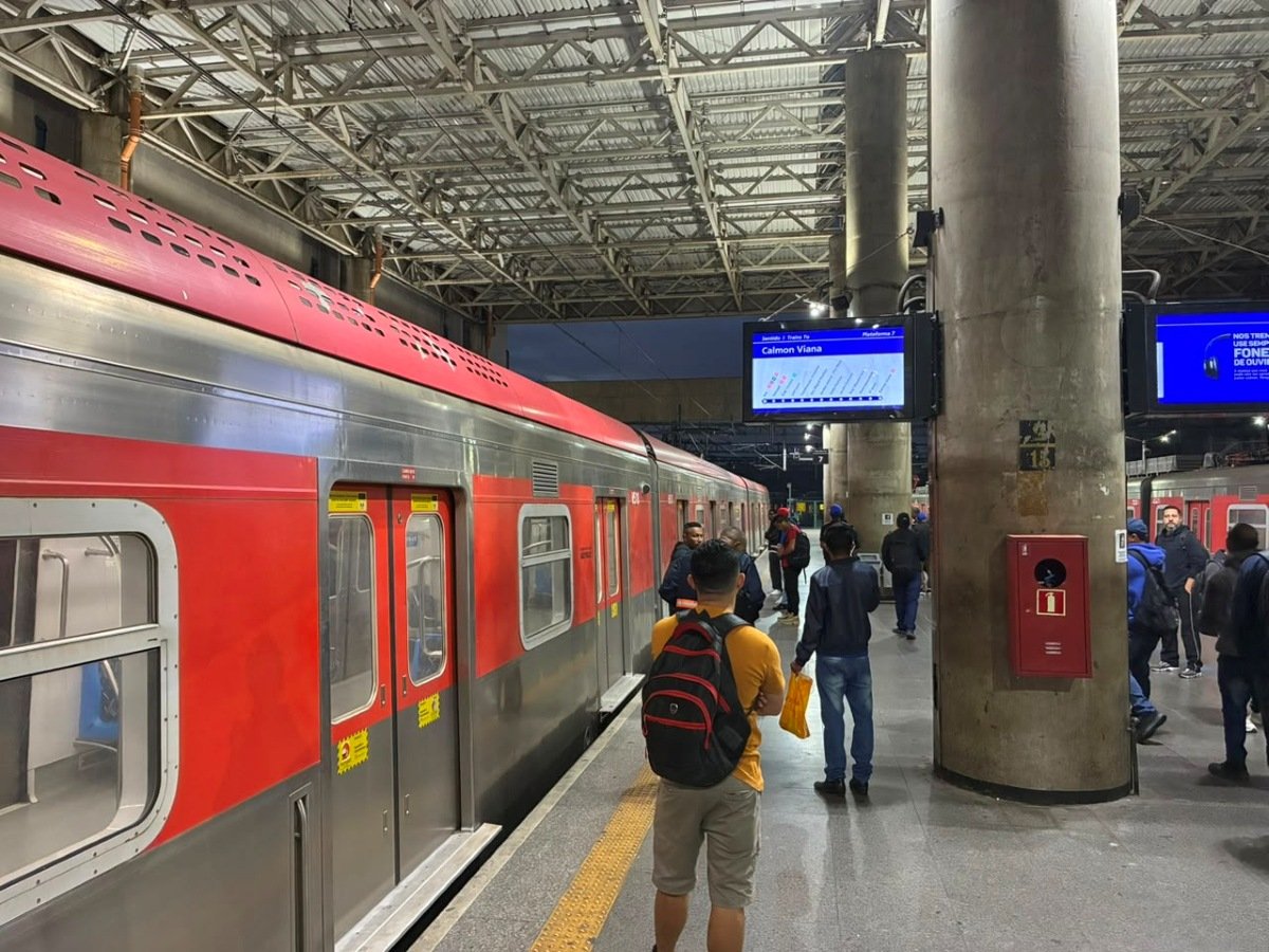 Trem da Linha 12 apresenta falha e passageiros são evacuados no Tatuapé