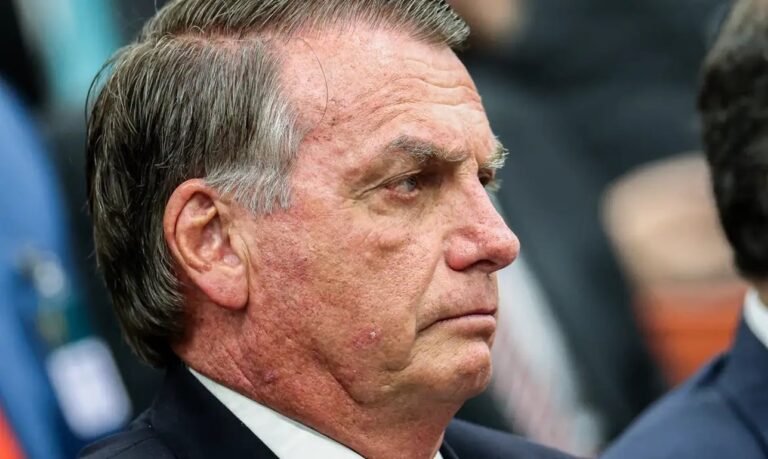 TSE proíbe uso da imagem de Jair Bolsonaro em santinhos de candidatos