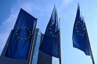 União Europeia planeja proteger menores de 13 anos das redes sociais e limitar uso para adolescentes
