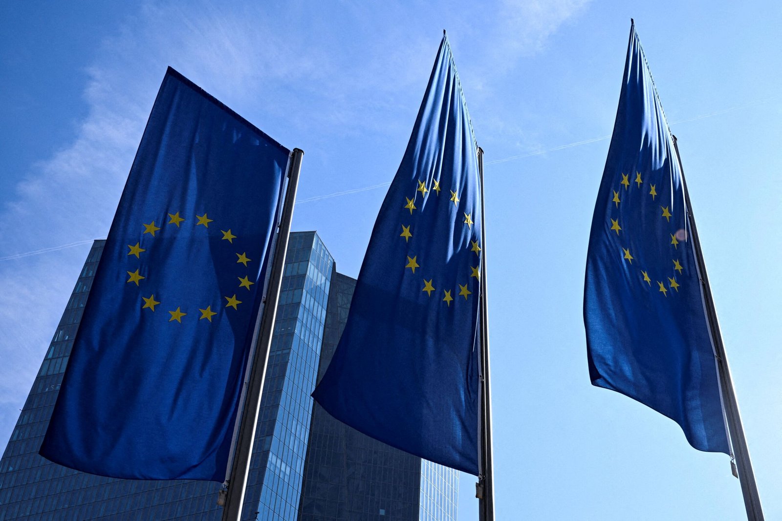 União Europeia planeja proteger menores de 13 anos das redes sociais e limitar uso para adolescentes